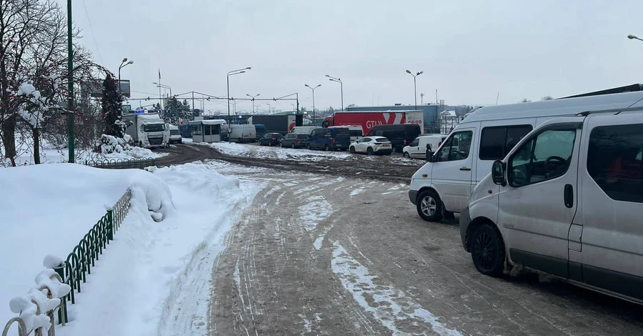 На границе с Польшей образовались большие очереди из-за снегопада