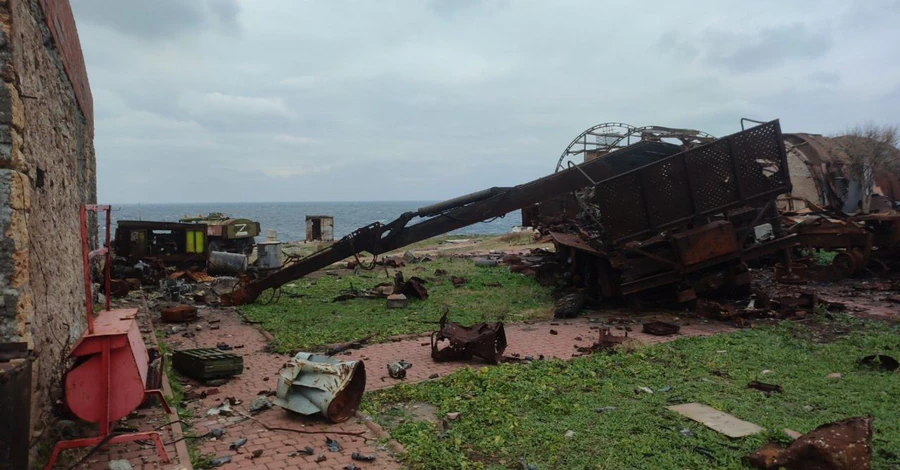 Разрушенная техника и разбитые здания: как сейчас выглядит остров Змеиный
