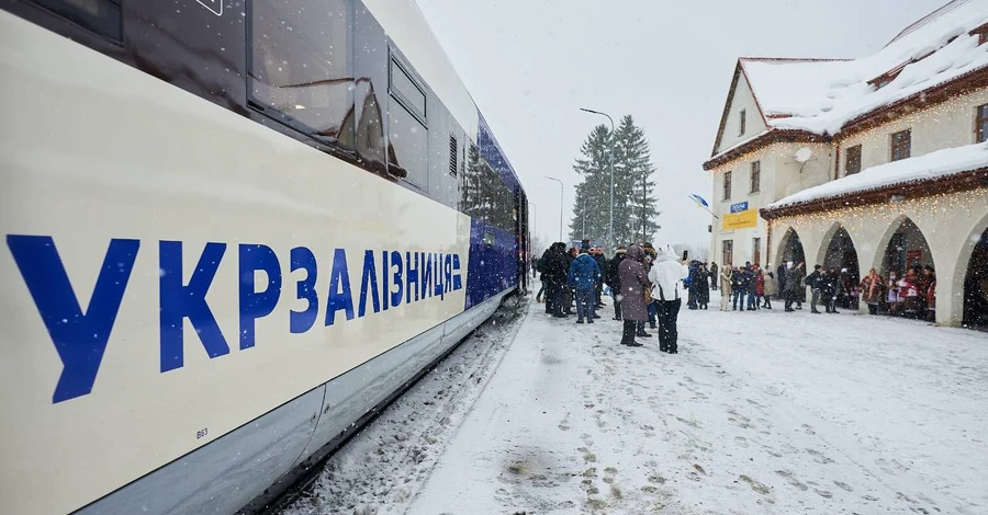 Вісім поїздів Укрзалізниці затримуються, київська електричка змінила маршрут