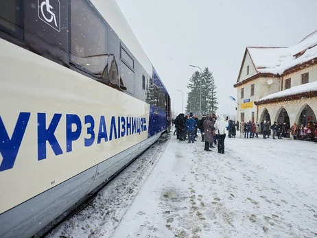 Восемь поездов Укрзализныци задерживаются, киевская электричка изменила маршрут