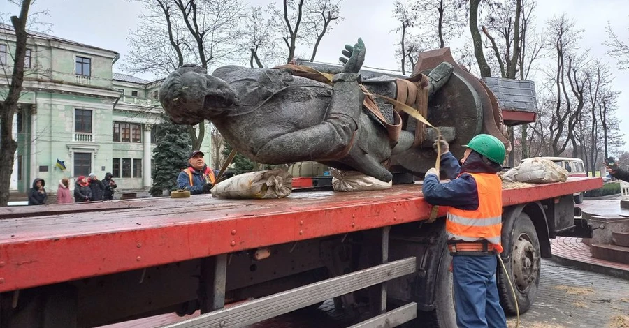 В Днепре демонтировали последний памятник, связанный с Россией