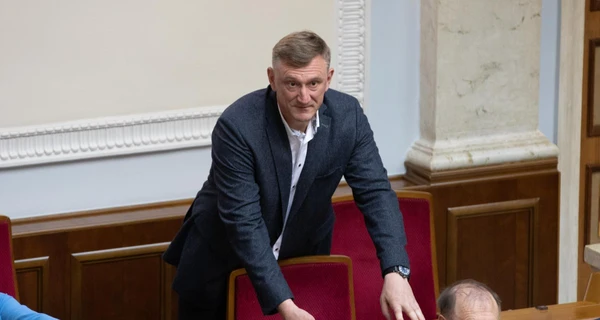 Нардеп Андрій Аксьонов, який приймав присягу під крики 