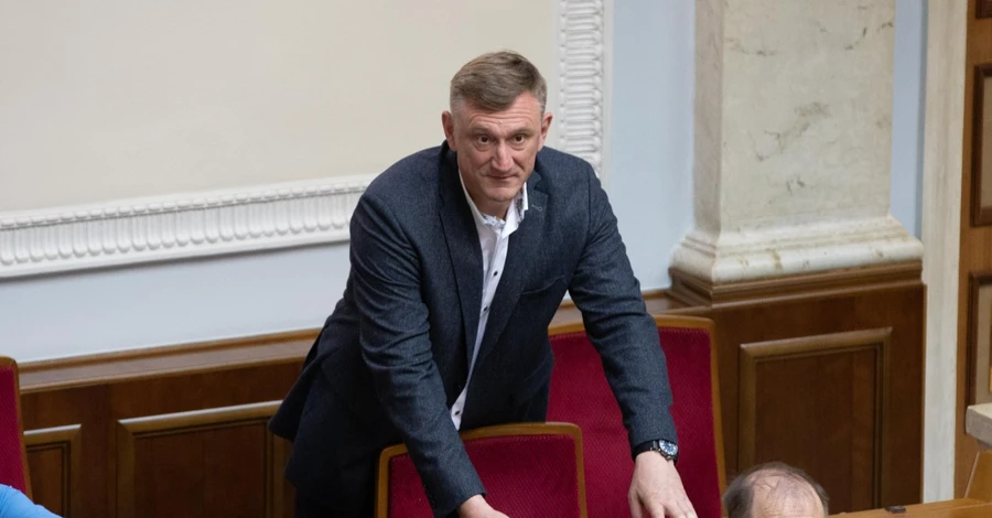 Нардеп Андрій Аксьонов, який приймав присягу під крики 