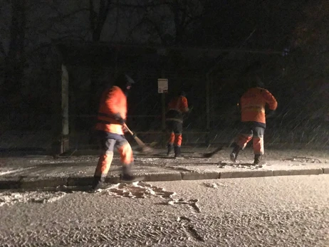 В Киеве водителей попросили не выезжать: ликвидируют последствия снегопадов