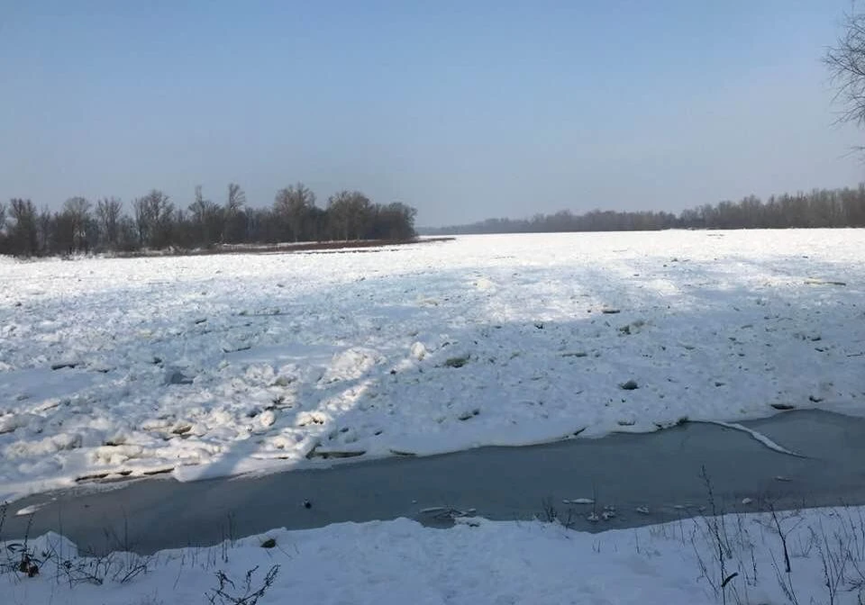 Кияни попередили про нічні вибухи - сапери підірвуть лід на Десні