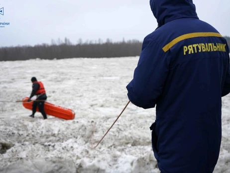 Київським рятувальникам вдалося розблокувати крижану пробку на річці Десна