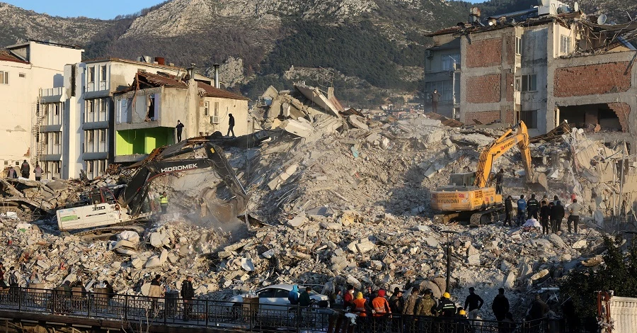 На Турцию снова обрушилось мощное землетрясение вблизи границы с Сирией