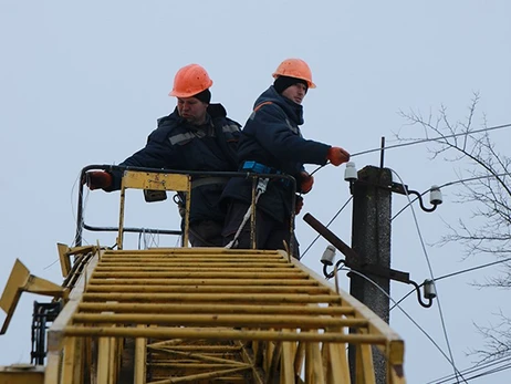 Сильний вітер в Україні призвів до аварійних відключень світла