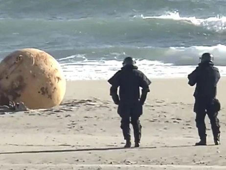 Влада Японії демонтує невідому кулю, знайдену на березі моря