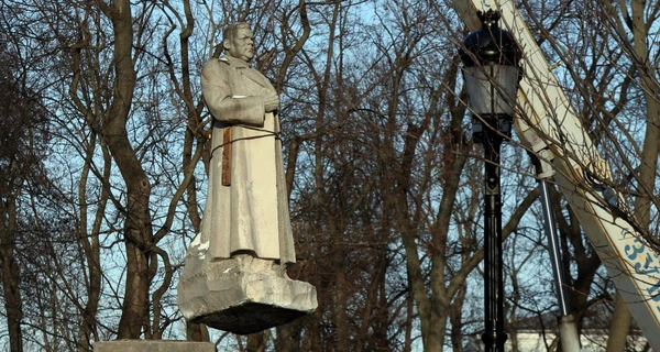 Місяць без пам’ятників Чкалову та Ватутіну: скульптури можуть переїхати у Музей окупації