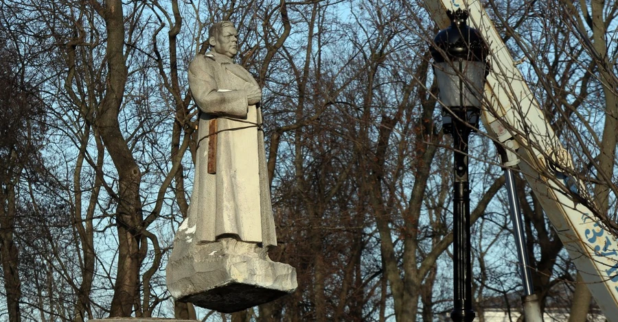 Місяць без пам’ятників Чкалову та Ватутіну: скульптури можуть переїхати у Музей окупації