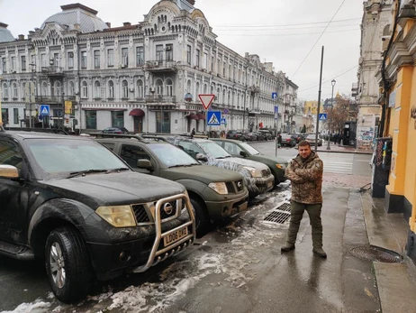 Польский волонтер: Почти все внедорожники везем в район Бахмута и Соледара