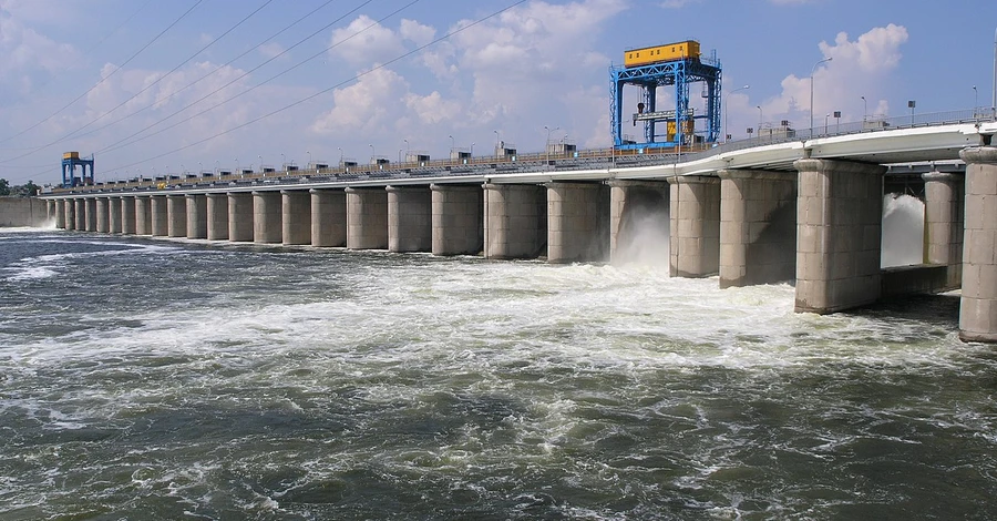 Росіяни пошкодили дамбу Каховської ГЕС, водосховище обміліло