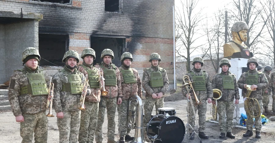 Военные надели шлем и бронежилет на памятник Кобзарю, который чудом уцелел возле линии фронта