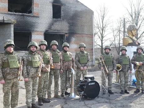 Военные надели шлем и бронежилет на памятник Кобзарю, который чудом уцелел возле линии фронта