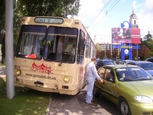 Троллейбус без тормозов протаранил дерево [ФОТО] 