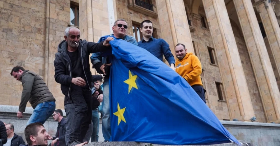 У Тбілісі під час проросійського мітингу під парламентом зняли і спалили прапор Євросоюзу