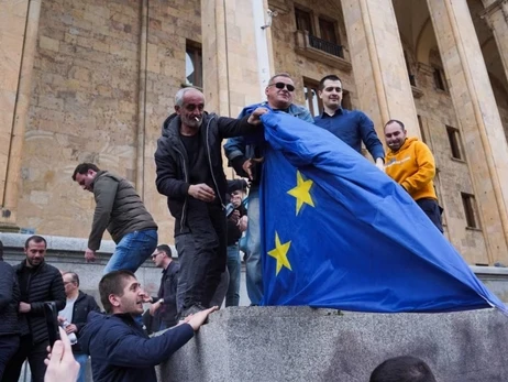 В Тбилиси во время пророссийского митинга под парламентом сняли и сожгли флаг Евросоюза