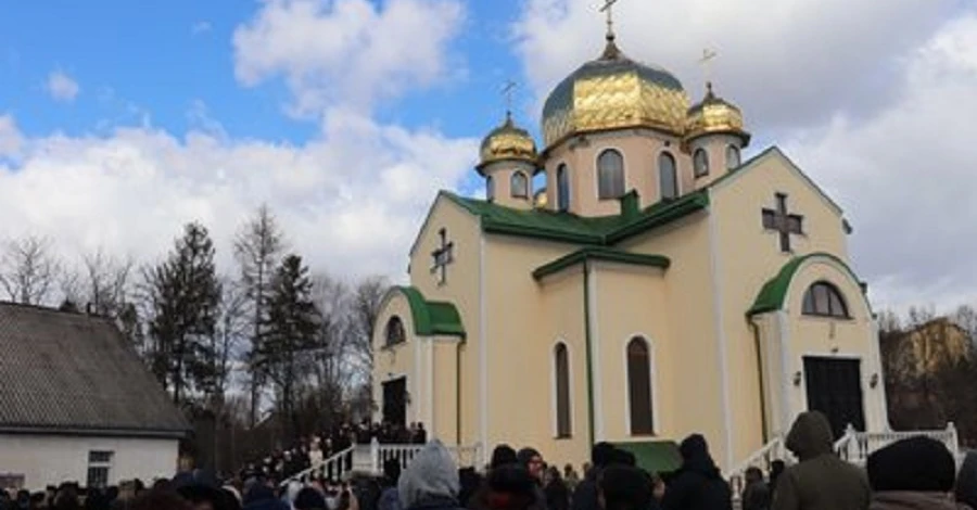 У храмі Івано-Франківська побилися віруючі ПЦУ та Московського патріархату