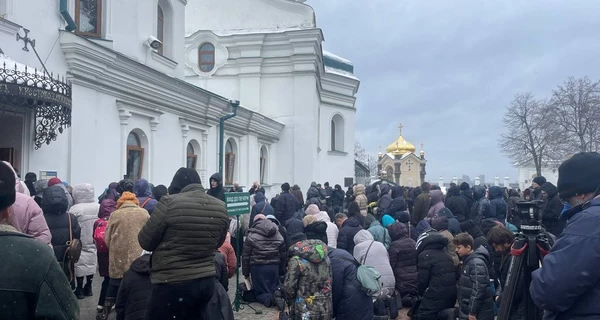 На последний молебен УПЦ МП в Лавре собрались сотни прихожан