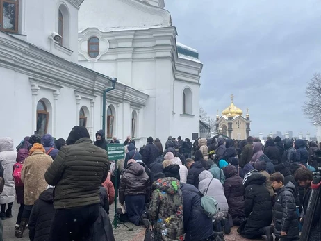 На последний молебен УПЦ МП в Лавре собрались сотни прихожан