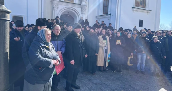 В Киево-Печерской лавре начали блокировать работу государственной комиссии и журналистов (обновлено)