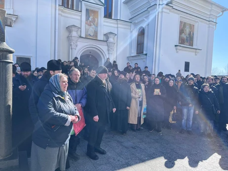 В Киево-Печерской лавре начали блокировать работу государственной комиссии и журналистов (обновлено)