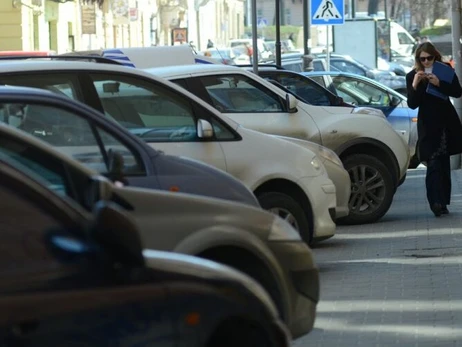 Львів'ян закликали скаржитися на неправильно припарковані авто заради допомоги ЗСУ