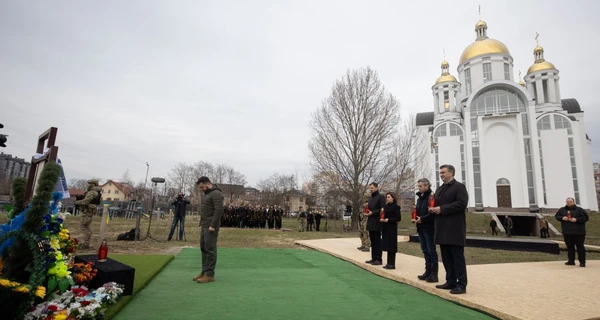 Зеленський та лідери чотирьох країн у річницю визволення Бучі вшанували пам'ять загиблих