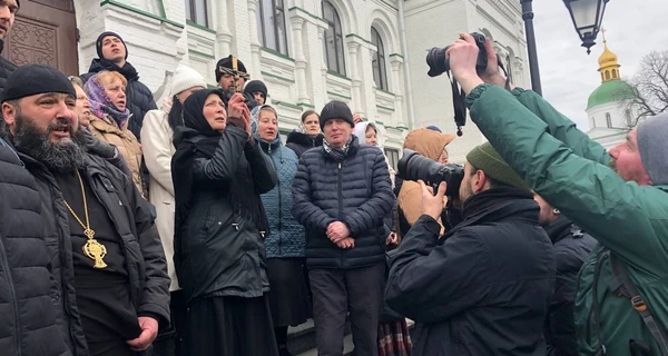 Комиссия Минкульта второй день подряд не смогла попасть в Лавру из-за столкновений верующих