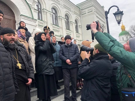 Комиссия Минкульта второй день подряд не смогла попасть в Лавру из-за столкновений верующих