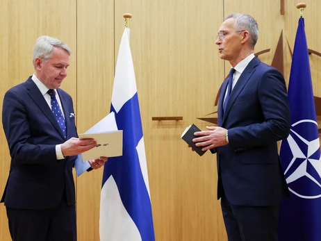 Глава МИД Финляндии подписал исторический документ о вступлении в НАТО, впереди – церемония