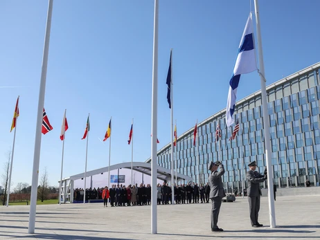 Во время церемонии в Брюсселе над штаб-квартирой НАТО подняли финский флаг и вспомнили войну в Украине