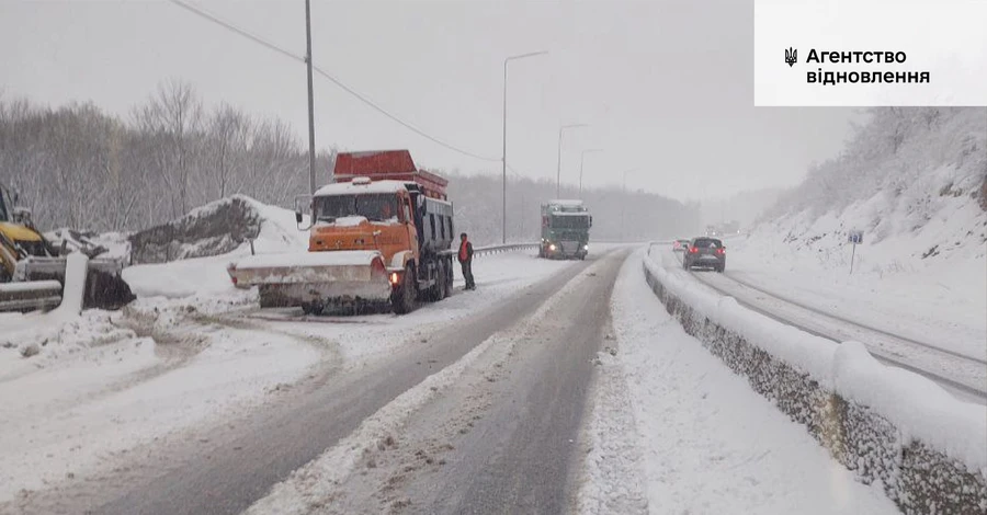 Через квітневі снігопади в Україні спізнюються потяги і не курсують тролейбуси