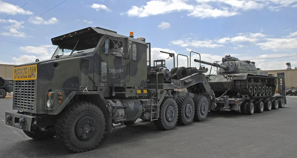 Непомітна допомога Заходу: спецмашини за хвилини зведуть міст і підірвуть мінне поле