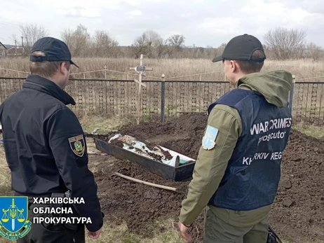 Під Харковом ексгумували тіло чоловіка, який загинув від обстрілів росіян у квітні минулого року