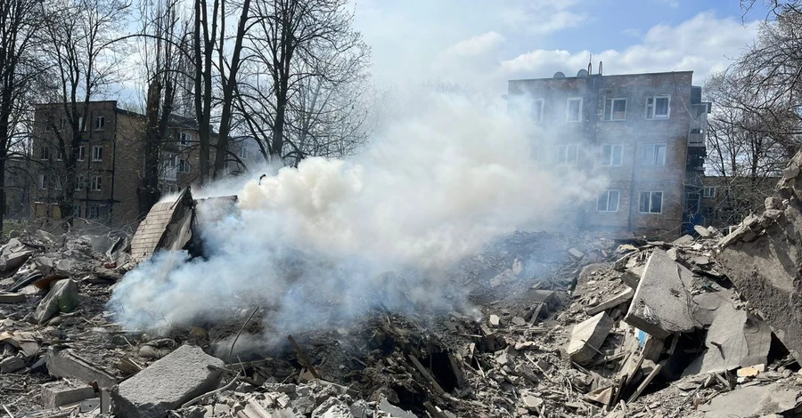 Російські війська завдали авіаудару по багатоповерхівці в Авдіївці