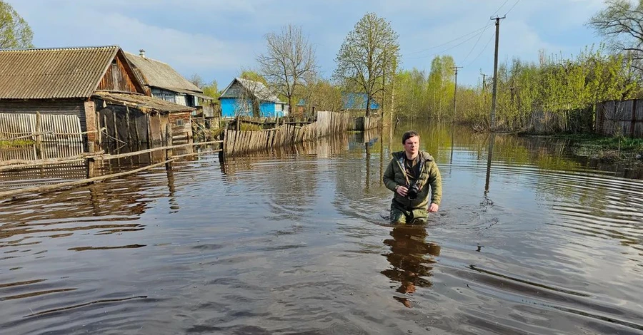 Дмитрий Комаров на границе с Беларусью оказался почти по пояс в воде