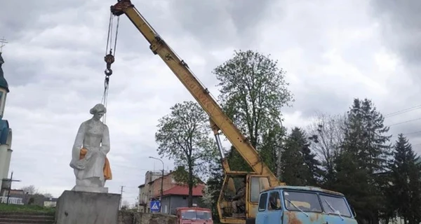 На Львівщині знесли два пам'ятники радянським солдатам