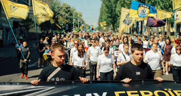 В Киеве прошел марш в поддержку пленных: Ждем домой героев Мариуполя