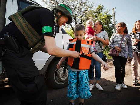 Поліцейські врятували чотирьох дітей з-під обстрілу в Торецьку