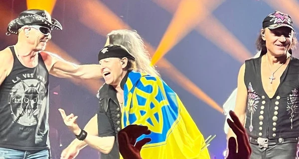 Группа Scorpions на концерте в Берлине развернула флаг Украины 