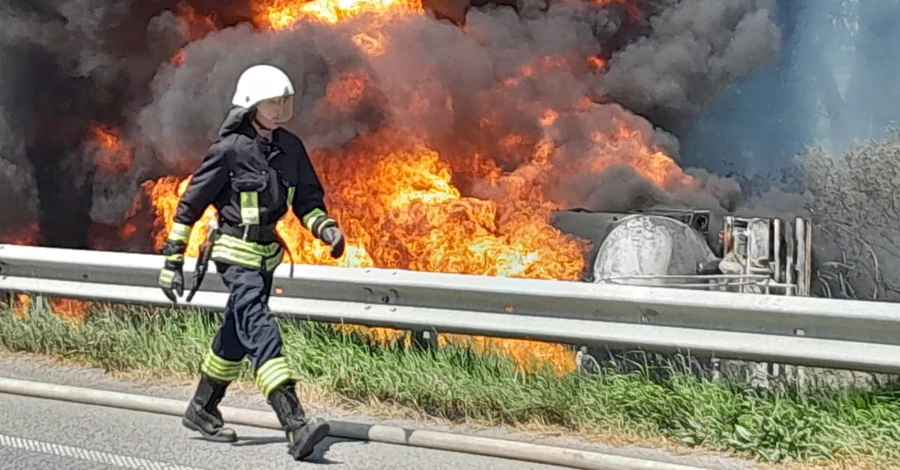 На трасі у Київській області вибухнув та згорів бензовоз, водій загинув