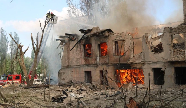 Ракета в Днепре попала в больницу. Есть погибшие