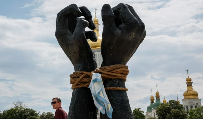 На Софійській площі в Києві встановили інсталяцію, присвячену полоненим Азовсталі