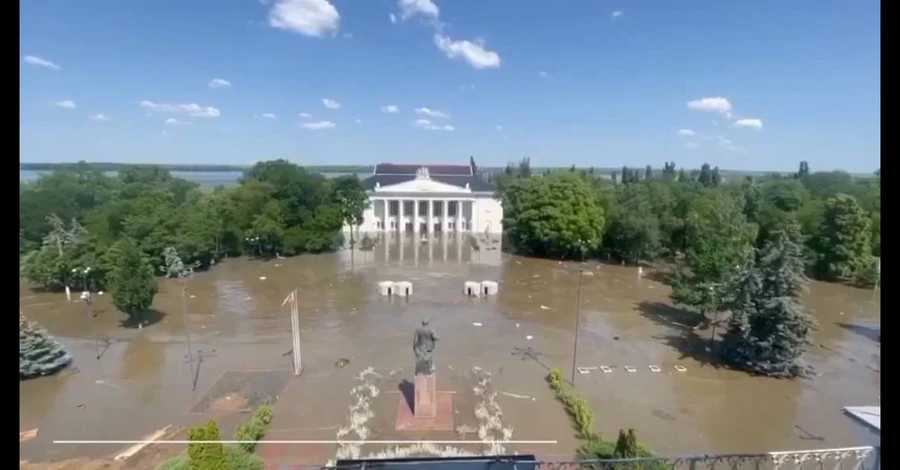 Центр окупованої Нової Каховки затоплено через підрив Росією ГЕС