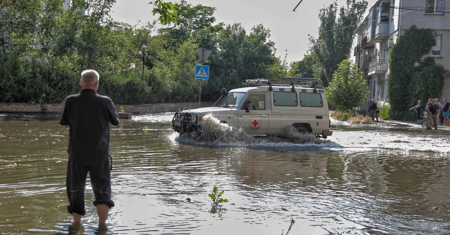 В Херсоне вода поднялась еще на 5 метров, жители многоэтажек заблокированы в своих домах 