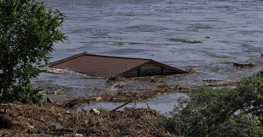 У затоплених Олешках невідома доля сотень жителів, люди складають списки тих, хто врятувався
