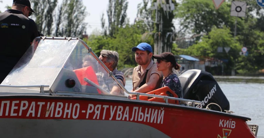 Росіяни знову обстріляли Херсон - поранено волонтерів, які допомагали постраждалим від підтоплення