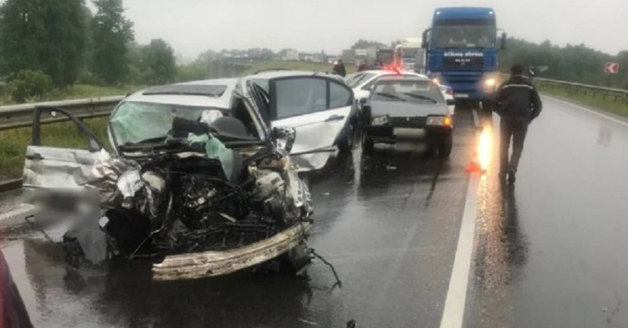 На трасі Київ - Чоп зіткнулися п'ять автомобілів, є загиблі та травмовані